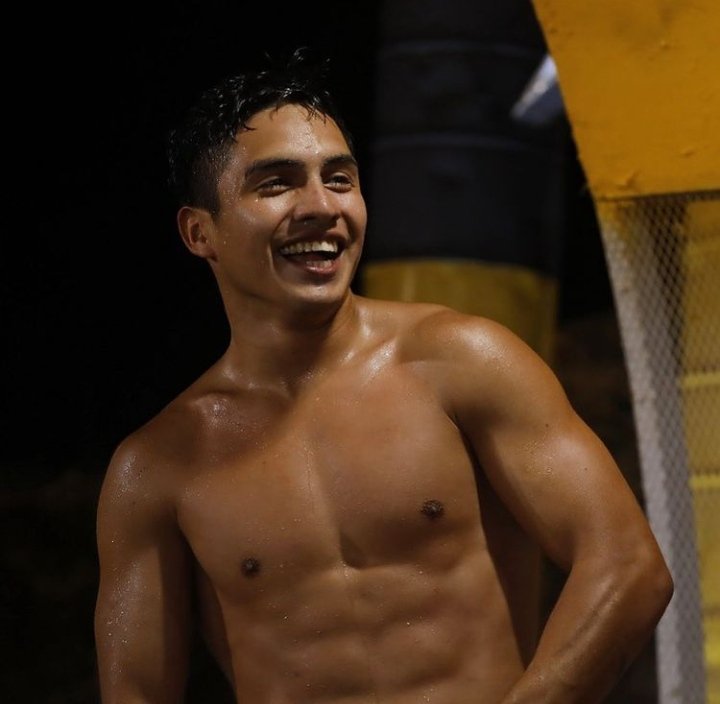 🚨¡ATENCIÓN!🚨

Tengan mucho cuidado con este chico, es un peligro secuestrador de chicas, si alguien lo llega a ver por favor le da mi número, mi dirección y le dice que vivo solx. ¡Gracias!