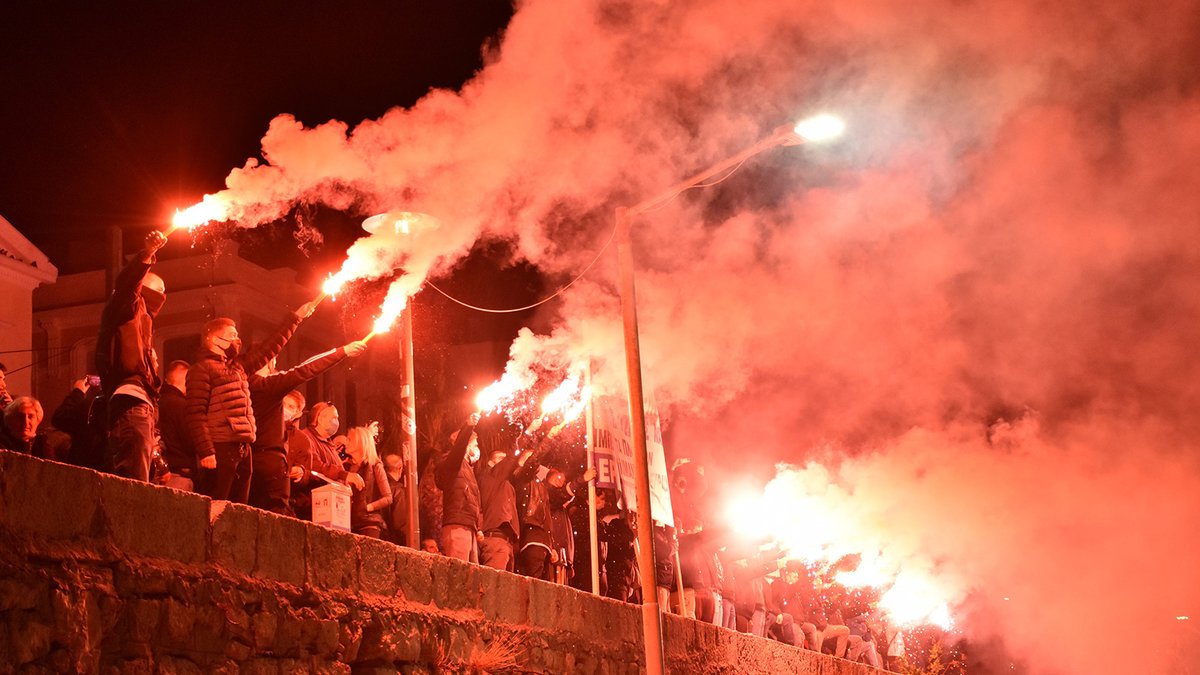 PAMEhellas's tweet photo. Μεγάλο αντιπολεμικό συλλαλητήριο στο Πειραιά
για τον ελλιμενισμό του γαλλικού αεροπλανοφόρου «Σαρλ Ντε Γκώλ»

Το εργατικό κίνημα στην Ελλάδα δεν διαλέγει ληστή για να του πίνει το αίμα με το καλαμάκι

ΗΠΑ και Ρωσία τη γη ξαναμοιράζουν
με των λαών το αίμα τα σύνορα χαράζουν https://t.co/zUNNKIugDx