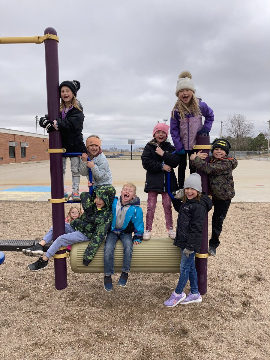 ashariseclassen's tweet photo. Recess FUN!!!! #emwolves @AmandaLarsen4 @Mrs_Johnson2019 https://t.co/0VR4gN4h44