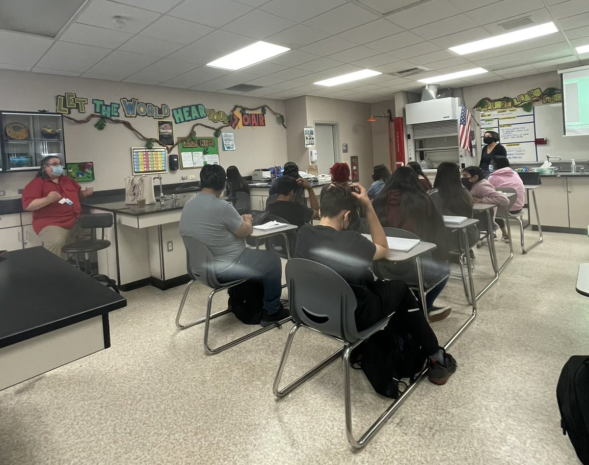 ecv4change's tweet photo. A couple snapshots of our kickoff #ECVChats event at Desert Mirage High School @DMHS_Rams! Our collaborative #ECVChats allow students to engage with community leaders in a brown-bag style lunch session 🤓 💼 https://t.co/l5Cvd4wd3t