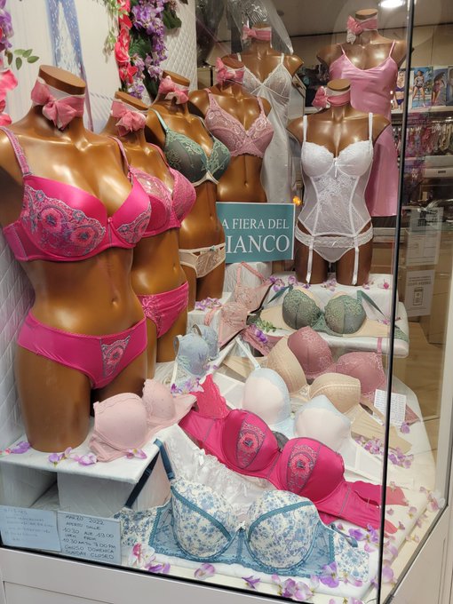 And some window shopping 🛍!! https://t.co/Uvw7UXYLKZ