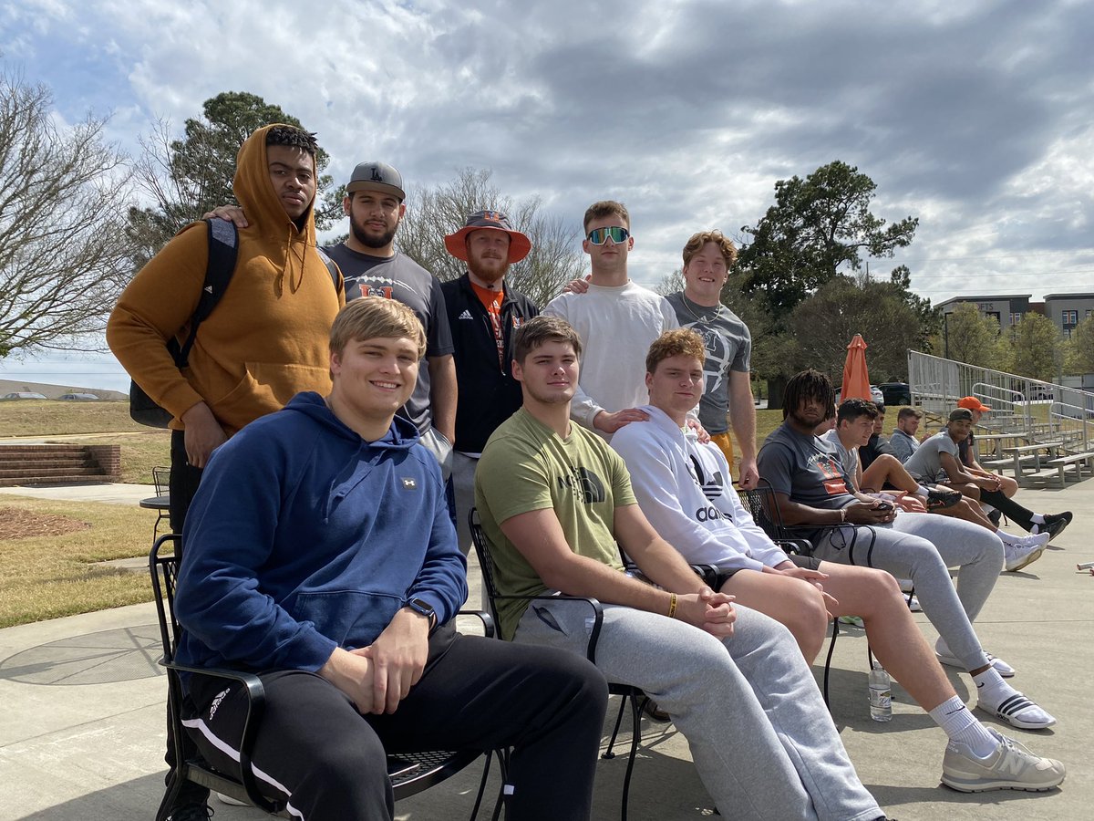 MercerFootball's tweet photo. Week of service day 4️⃣‼️ @MercerWTennis we in the house 🎾

#RaiseTheBar | #RoarTogether https://t.co/lahl5bQB4n