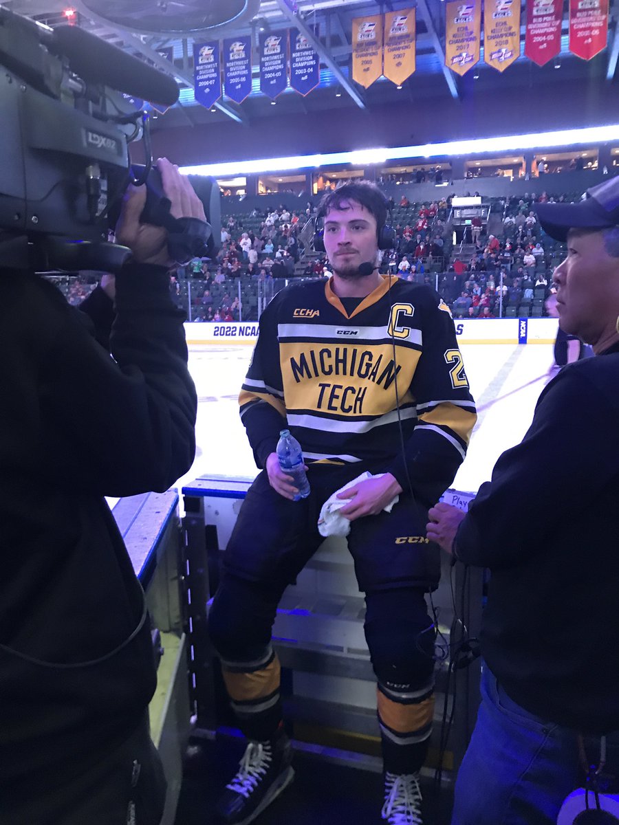 mtuhky's tweet photo. Intermission interview. #mtuhky #FollowTheHuskies https://t.co/HhIOfJCQLc