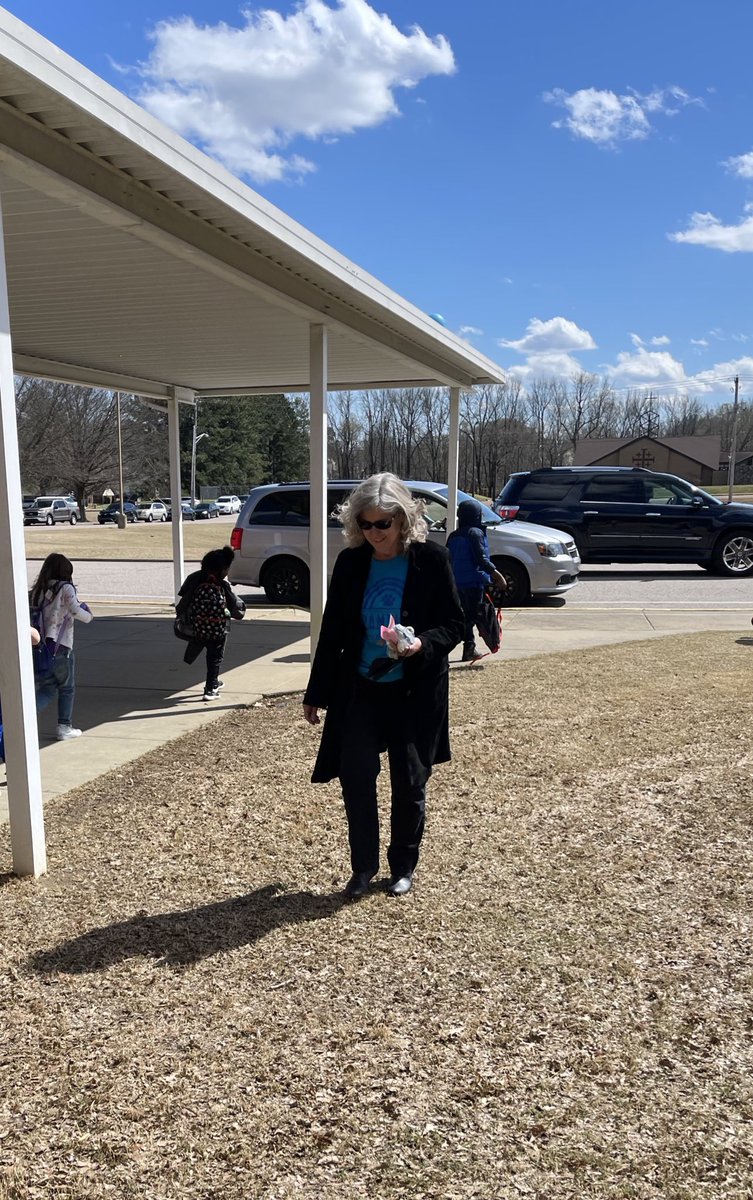 Preschool_BES's tweet photo. Our fearless leader @1MamaPanther  cleaning up litter. She makes sure our school is beautiful inside and out. That’s why she’s the #BESt ♥️💙 @PanthersBES https://t.co/x4Ko5caoJt