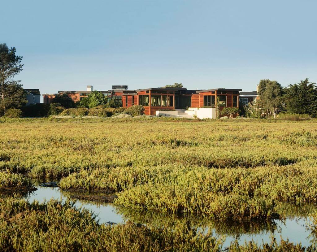 WinickArchitect's tweet photo. Lying steps away from the front door, the salt marsh, home to various endangered plants and birds, presented the challenges of designing a home that avoided any negative impact on the surrounding environment while being built to withstand potential flooding from the ocean, o… https://t.co/pVtdtk28B9