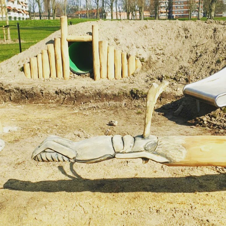 Bureau_RIS's tweet photo. Eenvoudige robinia wip met #Treeworks onder handen genomen om wat beleving voor de kinderen te brengen...#carving #kettingzaagkunst #natuurspeelplaats #ParkMaasboulevard #Schiedam #DaveHarmsworth https://t.co/2ZGMvxMgsd