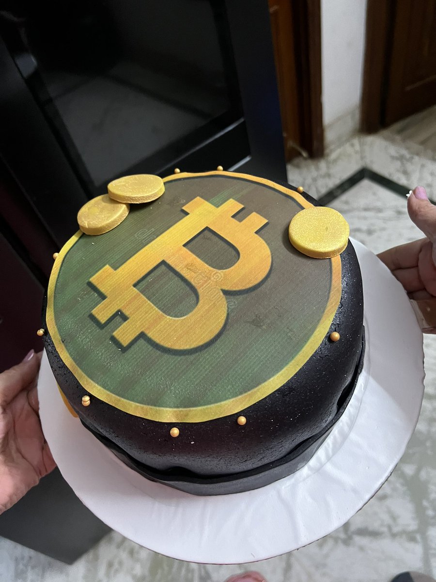 polkaguy's tweet photo. Happy Birthday To Me. A Great Celebration Today With A Great Birthday Cake. What You Say??
#Bitcoin #bitcoincake #Crypto https://t.co/GrkpkzHdV9