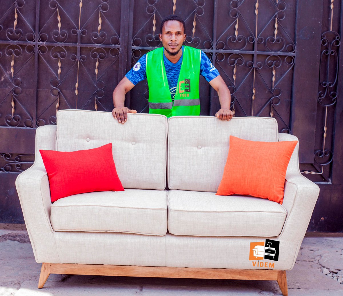 videmrdc's tweet photo. 🤫Le canapé moderne s'invite dans tous les salons.
Concevoir ce projet était une magnifique expérience. 
Et vous chers clients qu'est-ce qui vous tente ? 
#VIDEM #Déco #Meubles🚪🛋
☎ +243 900 75 1804 - 895 881 521 https://t.co/t3XgBqyG5T