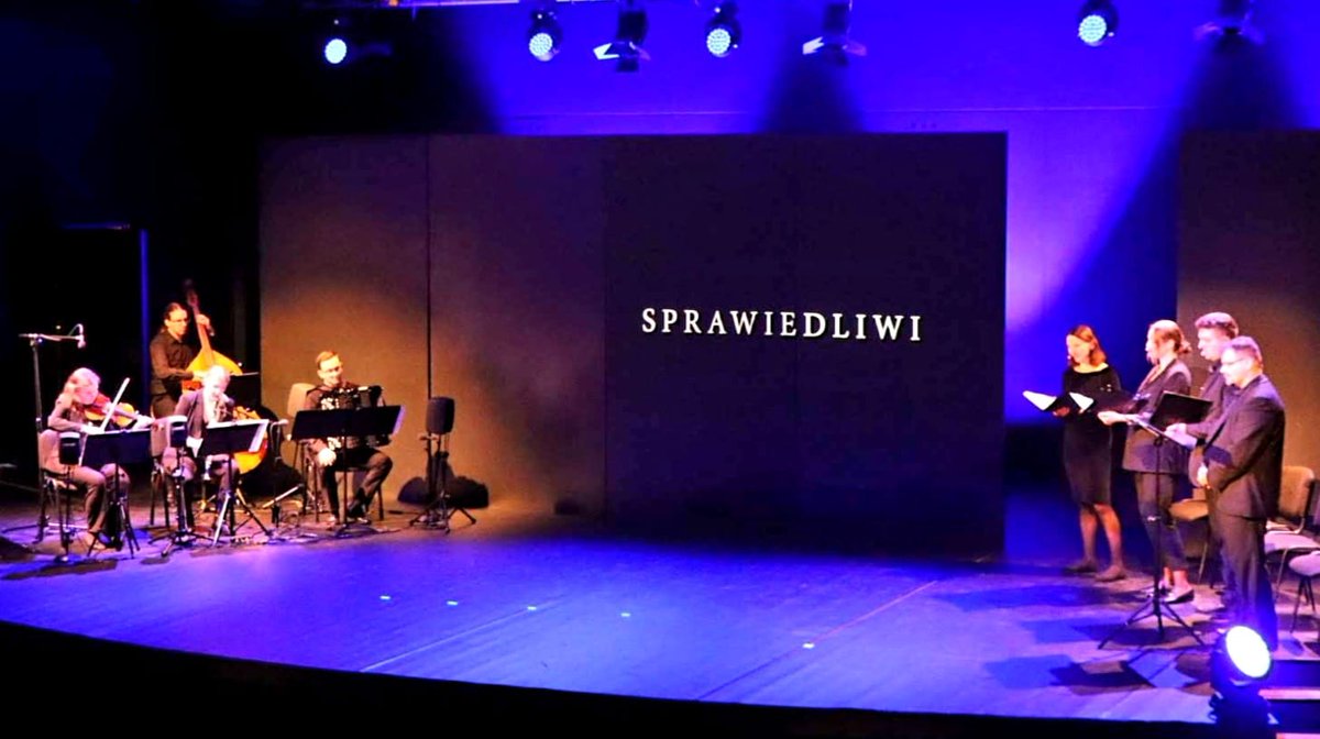 IPNGdansk's tweet photo. 🎻🎵 #Widowisko #PolacyRatującyŻydów #Sprawiedliwi
W @muzeum1939 odbyło się widowisko „Sprawiedliwi” – upamiętniające Polaków ratujących Żydów pod okupacją niemiecką.
Wśród zaproszonych gości był dyrektor #IPNGdańsk dr Paweł #Warot.
@ipngovpl organizatorem wydarzenia. https://t.co/yVoTq82dFB
