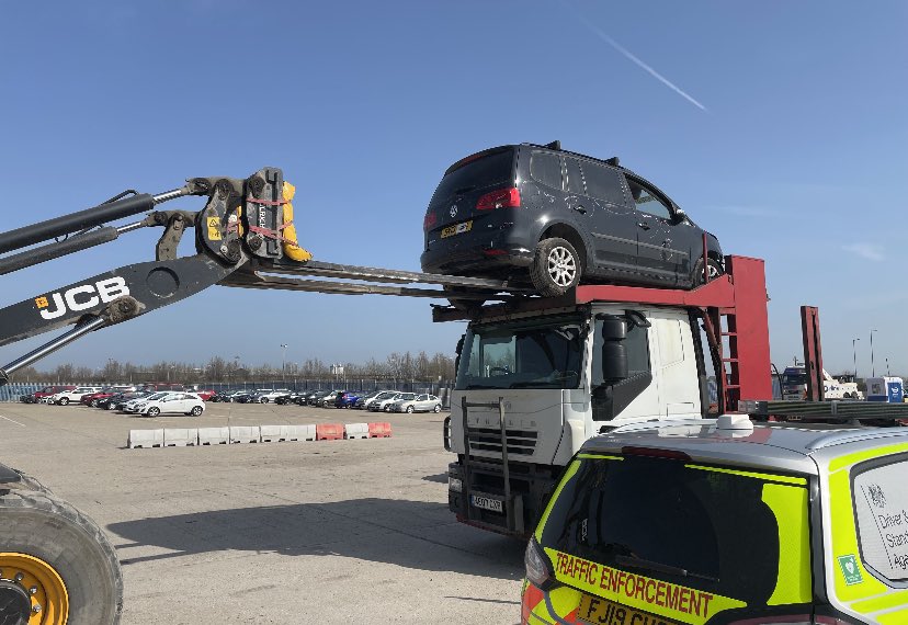 Total non-compliance dealt with in #Kent 🚔 

HGV Annual test❌
Operators Licence❌
Tax❌
Defects❌
Disqualified Driver❌
No Insurance❌

Driver reported by Police for No Insurance &amp; Driving Whilst Disqualified ✅

Our team investigating various other offences✅

Vehicle seized✅