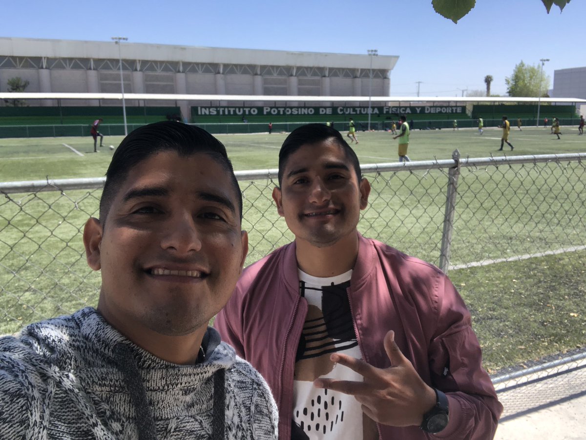 Qué bonito es volver al lugar donde te tratan muy bien 🏟🙏🏻💚⚽️

Pd. Atras entrena las Fuerzas básicas del Atlético de San Luis