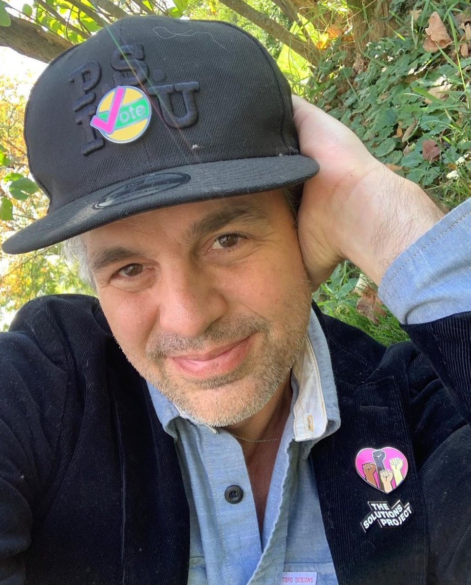 tracklist's tweet photo. O ator norte-americano Mark Ruffalo alertou jovens brasileiros sobre a importância de tirar o título de eleitor:

"Para derrotar Bolsonaro, os brasileiros entre 16 e 17 anos precisam se registrar para votarem nas próximas eleições. Eles têm até 4 de maio para fazer isso" https://t.co/YY9pMFUq2R