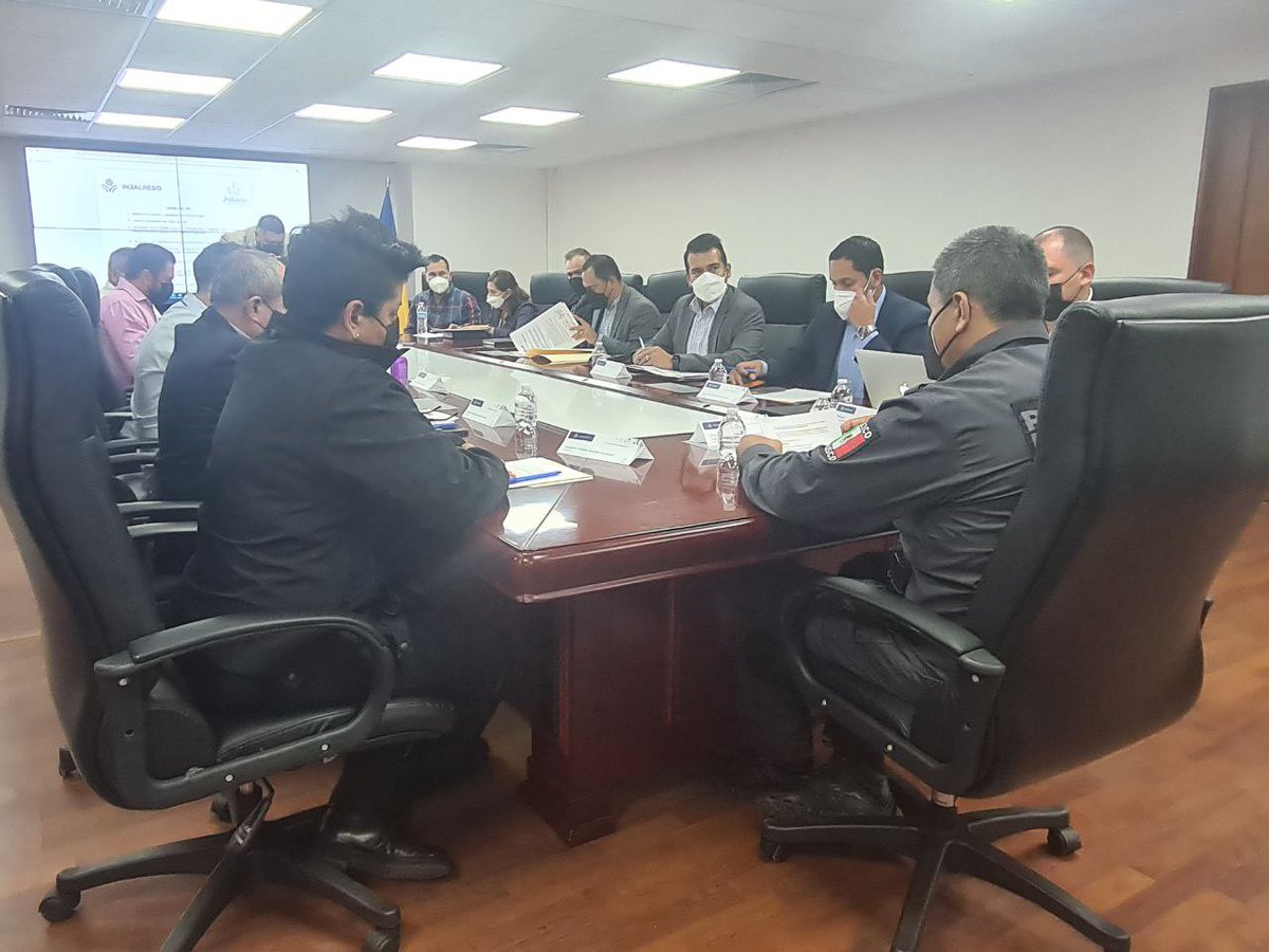 PedroMtzPonce's tweet photo. Para lograr una mejor reinserción social de las personas privadas de su libertad, trabajamos en la junta de gobierno de @INJALRESO_ofi de forma transversal @SSeguridadJal @SedecoJalisco entre otros, para seguir construyendo un mejor futuro para ellas, ellos  y sus familias. https://t.co/ymf4k8j2hM