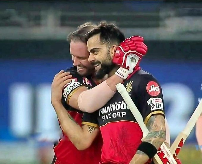 Lovemelike90s's tweet photo. "Does it ever drive you crazy
Just how fast the night changes?" ๐ญ
#MSDhoni #ViratKohli #ABDevilliers #devirat #Mahirat https://t.co/QuE6t2Yeec