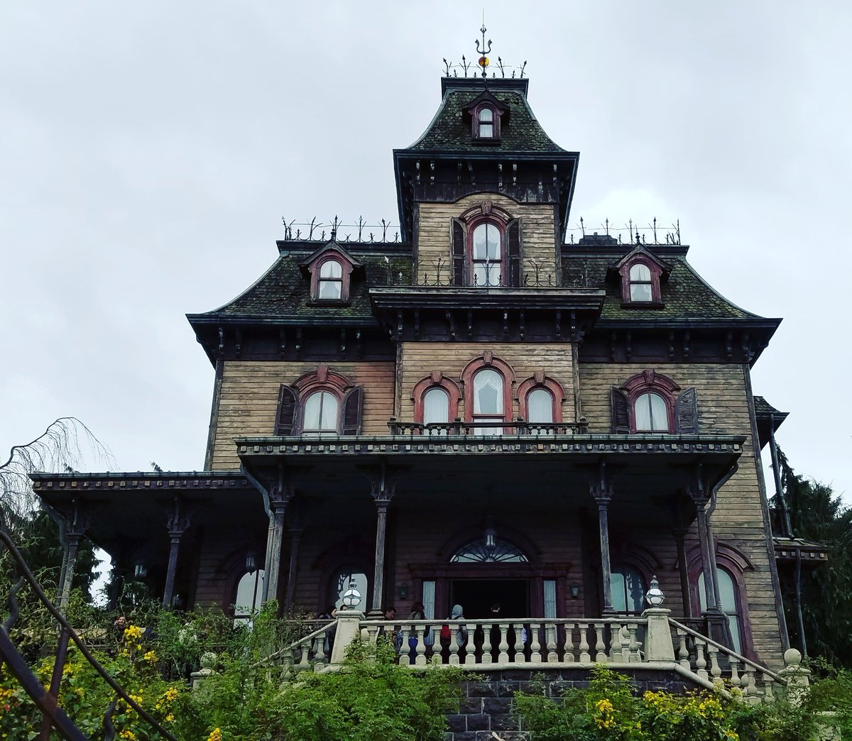jkwana's tweet photo. Phantom Manor at Disneyland Paris
#phantommanor #disneylandparis #disneylandparisresort #dlp #dlpr #themepark #disneyparks https://t.co/2UHfguIRt6