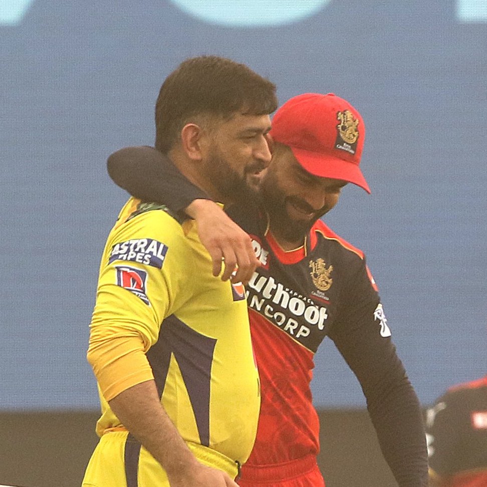 Lovemelike90s's tweet photo. "Does it ever drive you crazy
Just how fast the night changes?" ๐ญ
#MSDhoni #ViratKohli #ABDevilliers #devirat #Mahirat https://t.co/QuE6t2Yeec