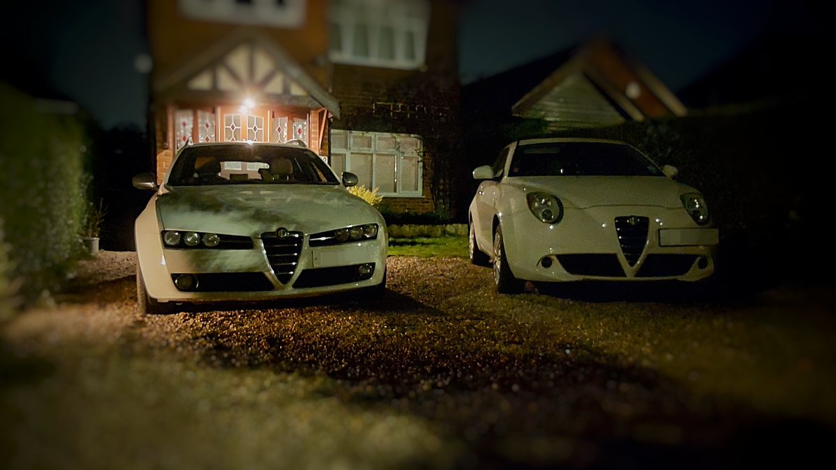 Look at them, sitting innocently in the dark...

#LaMeccanicadelleEmozioni #AlfaRomeo #Sportwagon #Mito #WeirdCarTwitter