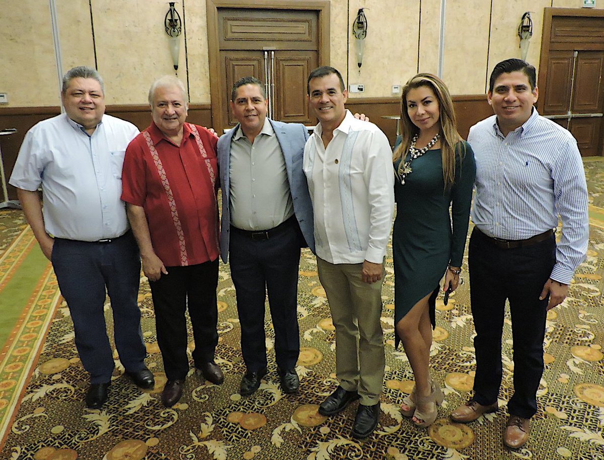 ConsejoPvbb's tweet photo. El Lic. Arnulfo Ortega - Presidente del @ConsejoPvbb felicita a Jorge Luis Carbajal como Presidente del Consejo Directivo de @CANIRACVALLARTA  2022 - 2023. Está seguro que Canirac seguirá sumando a la unidad empresarial #PuertoVallarta #RivieraNayarit https://t.co/FqeBesDKgC