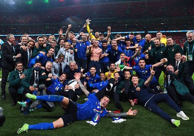 lastgiuli's tweet photo. dove sei finita, amore? come, non ci sei più?
e ti dico che mi manchi, se vuoi ti dico cosa mi manca

#ItaliaMacedoniadelNord https://t.co/Gmr19FtDby