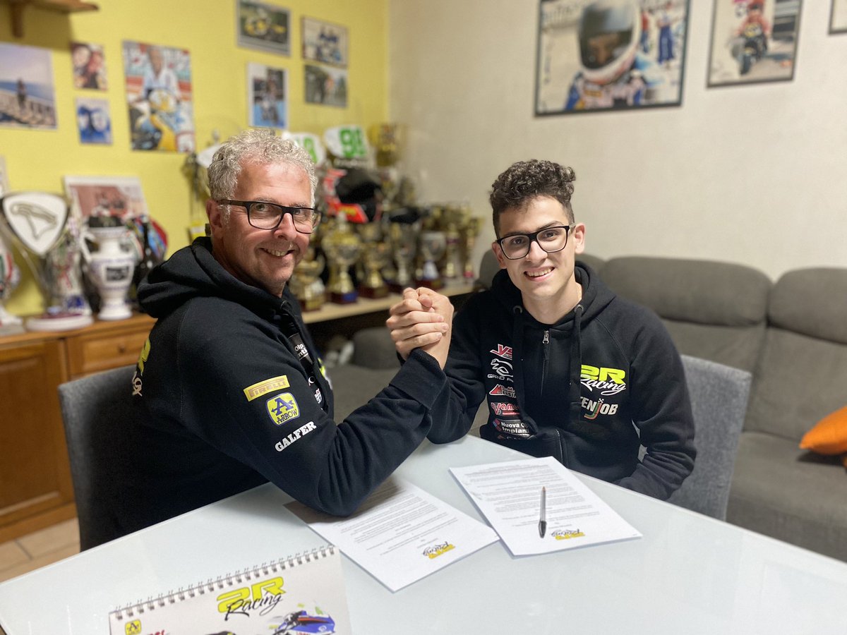 victor_rdr_19's tweet photo. 💥NEWS💥
Estoy muy contento de anunciar que este año competiré en el @CIVtv con el equipo 2R Racing Team. 
Quiero dar las gracias a Robi por esta oportunidad
Empezamos la semana que viene en Misano!✊🏽
#VR19 https://t.co/iuiQfnkRO9