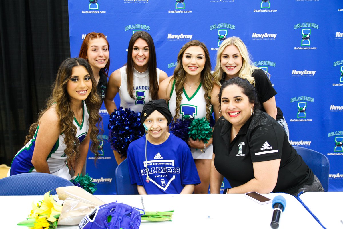Signing Day for Sophia Palacios! 📸🤙🏝🥎

#ShakasUp // #GoIslanders