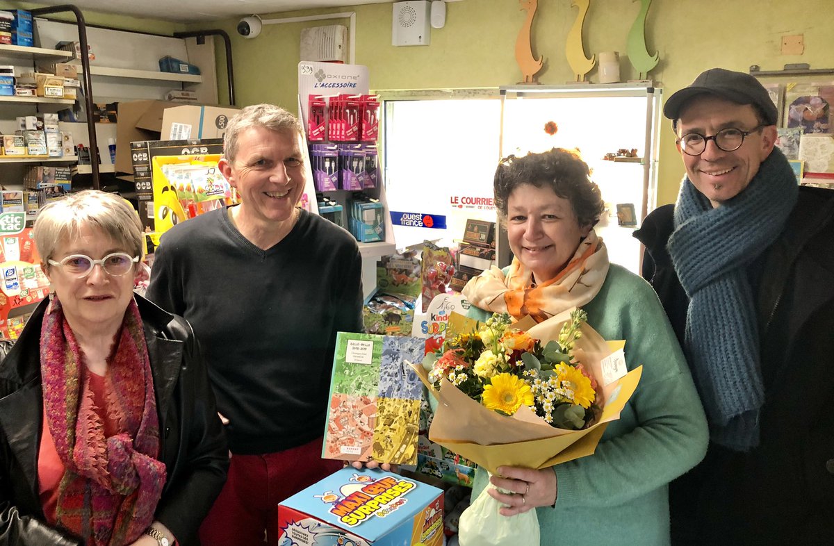 [🤝PARTENARIAT] Si le projet #EscapeFake a reçu le précieux soutien de la Fondation @FDJ, <a href="/Report_cite/">Association Report'Cité</a> le doit à l’appui de Sandra Cerisier, responsable du tabac-presse de Saint-Melaine-sur-Aubance. Ça valait bien une petite visite avec @bomardo, Anne Sourice et <a href="/YvesBoiteau1/">Yves Boiteau</a>