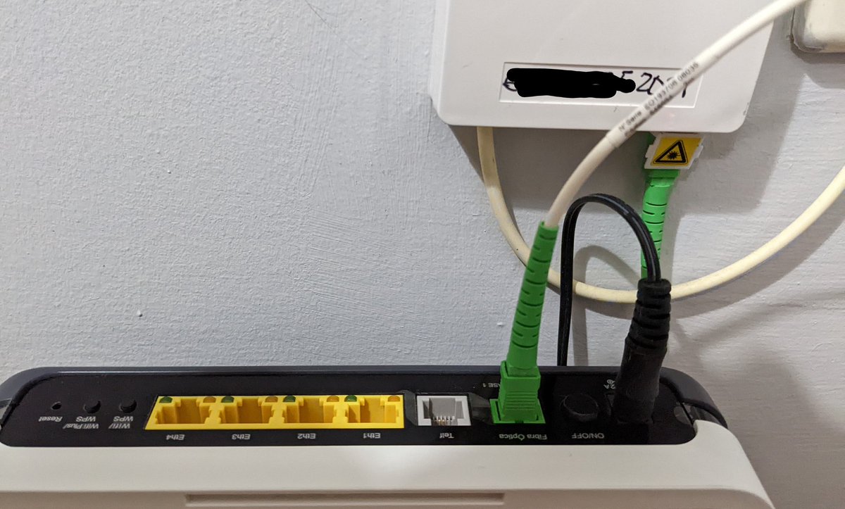 _u_e_n_'s tweet photo. Kleine Insel mit 80k Einwohnern, 500km vor Afrika und die Fiber geht bis in den (Home) Router. https://t.co/XSsMnubWg0
