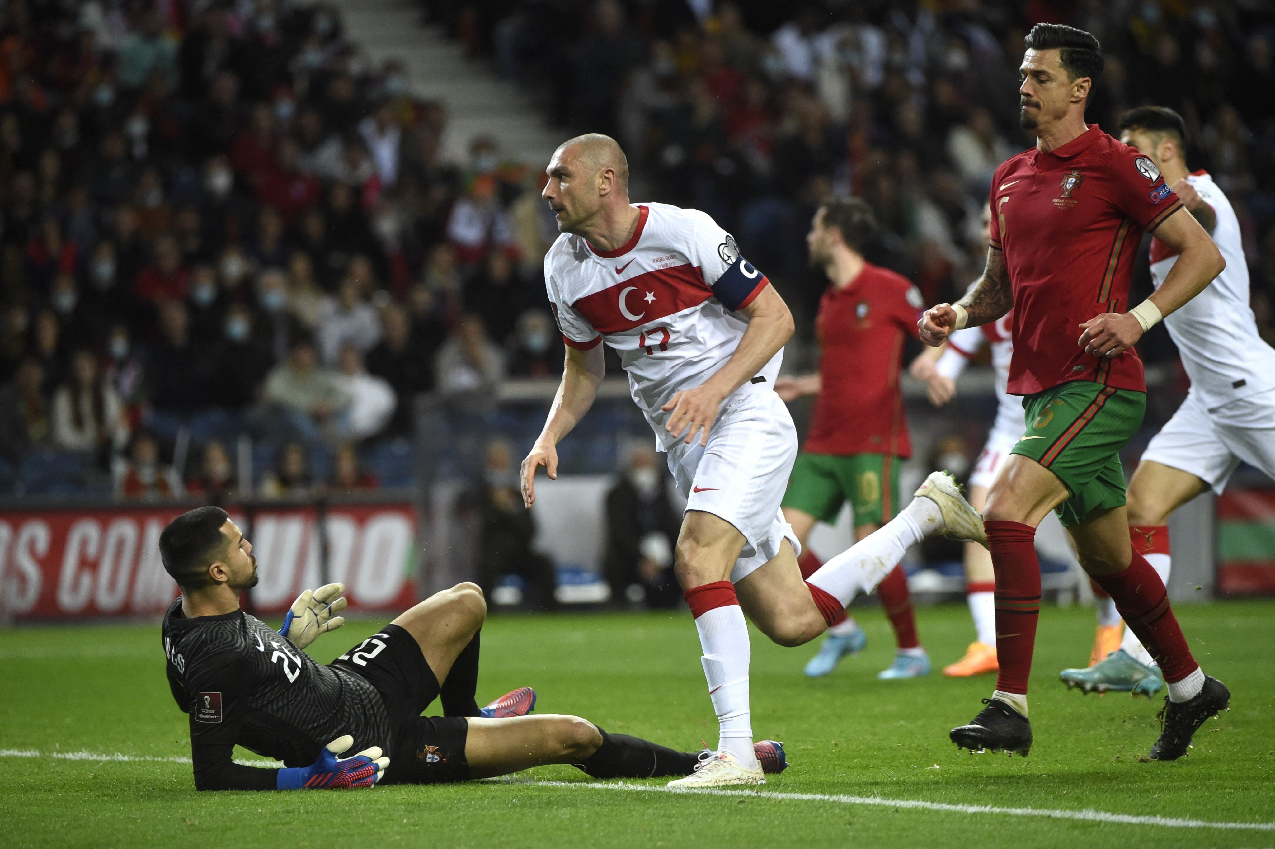 Burak Yılmaz'a Portekiz'e golü attıktan hemen sonra