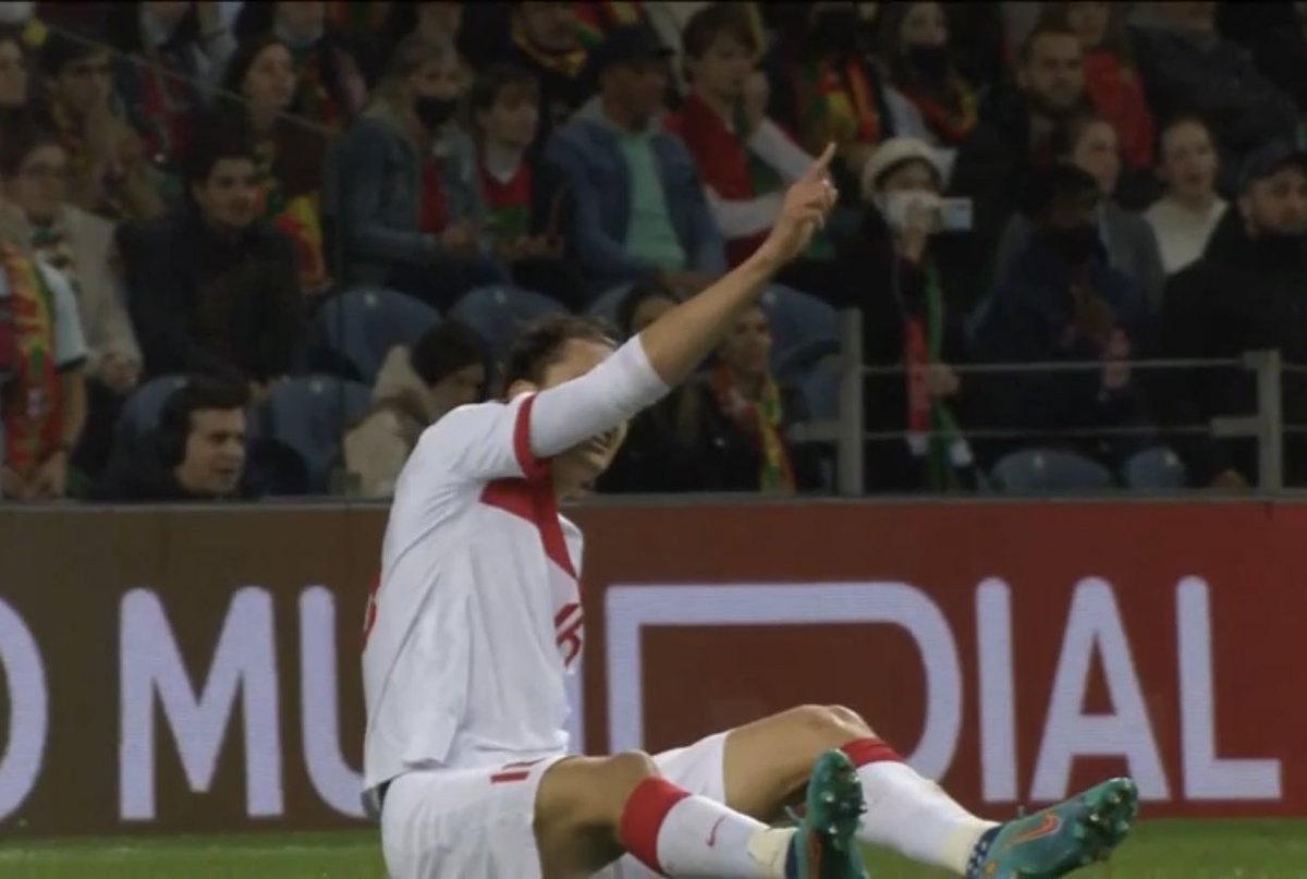 kadimfenerli's tweet photo. Laligada formda olan bir sürü penalti golü atan Enes Ünal'a biraksa penaltıyı bu ivmeyle 3. Golü de bulabilirdik. Finalde italya'yı yenen Kuzey Makedonya'yı da çok rahat geçerdik. Bir milletin dünya kupasi hayallerini çaldın egoist burak yilmaz. https://t.co/VpfwDnIojH