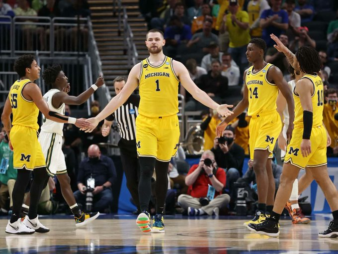 Mike5754's tweet image. GIVEAWAY! I see a lot of love for Arkansas and Michigan tonight... Let's do a double-chance giveaway. $100 to a random follower if Arkansas OR Michigan can win tonight (just need one of them to win). MUST RT/Follow to win. Good luck! @SportsLine #EarlyEdge #MarchMadness