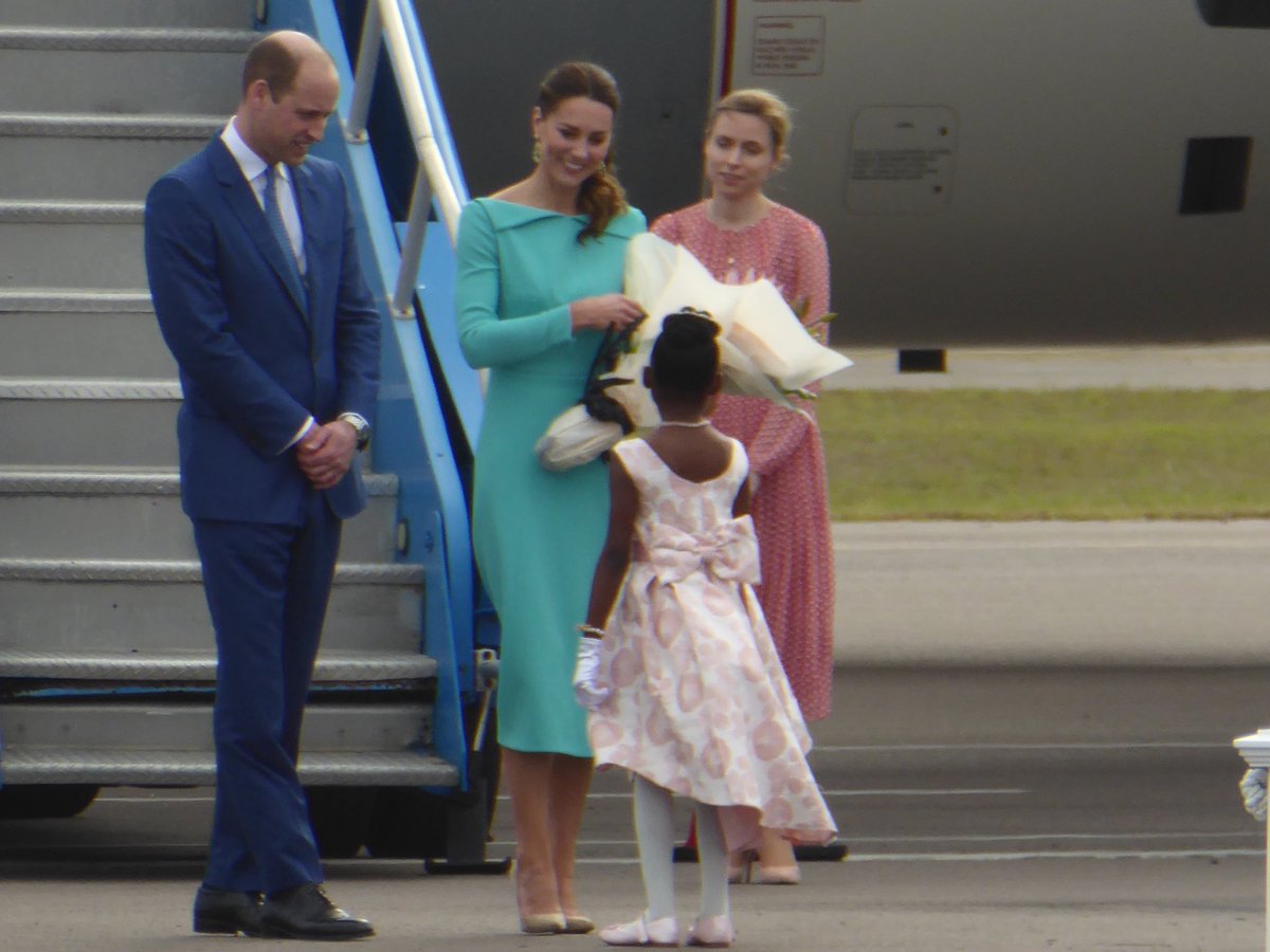 SPerryPeoplemag's tweet photo. Eight year old flower girl Aniah Moss welcomed the Duke and Duchess of Cambridge to the Bahamas #RoyalVisitBahamas #royaltourcaribbean https://t.co/8F1FwOnAHg
