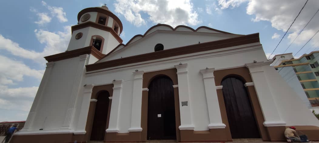 JacquelinePSUV's tweet photo. Desde el Municipio Palavecino en el Edo. Lara acompañada del Gob. @AdolfoP_Oficial y el Alcalde #DervyGuédez reinauguramos la Iglesia "San Juan Bautista", una obra más que se suma a la gran lista de restauraciones y embelleciento de centros de oración. @MVzlaBella
#VenAVenezuela https://t.co/M1mn5hSJzP