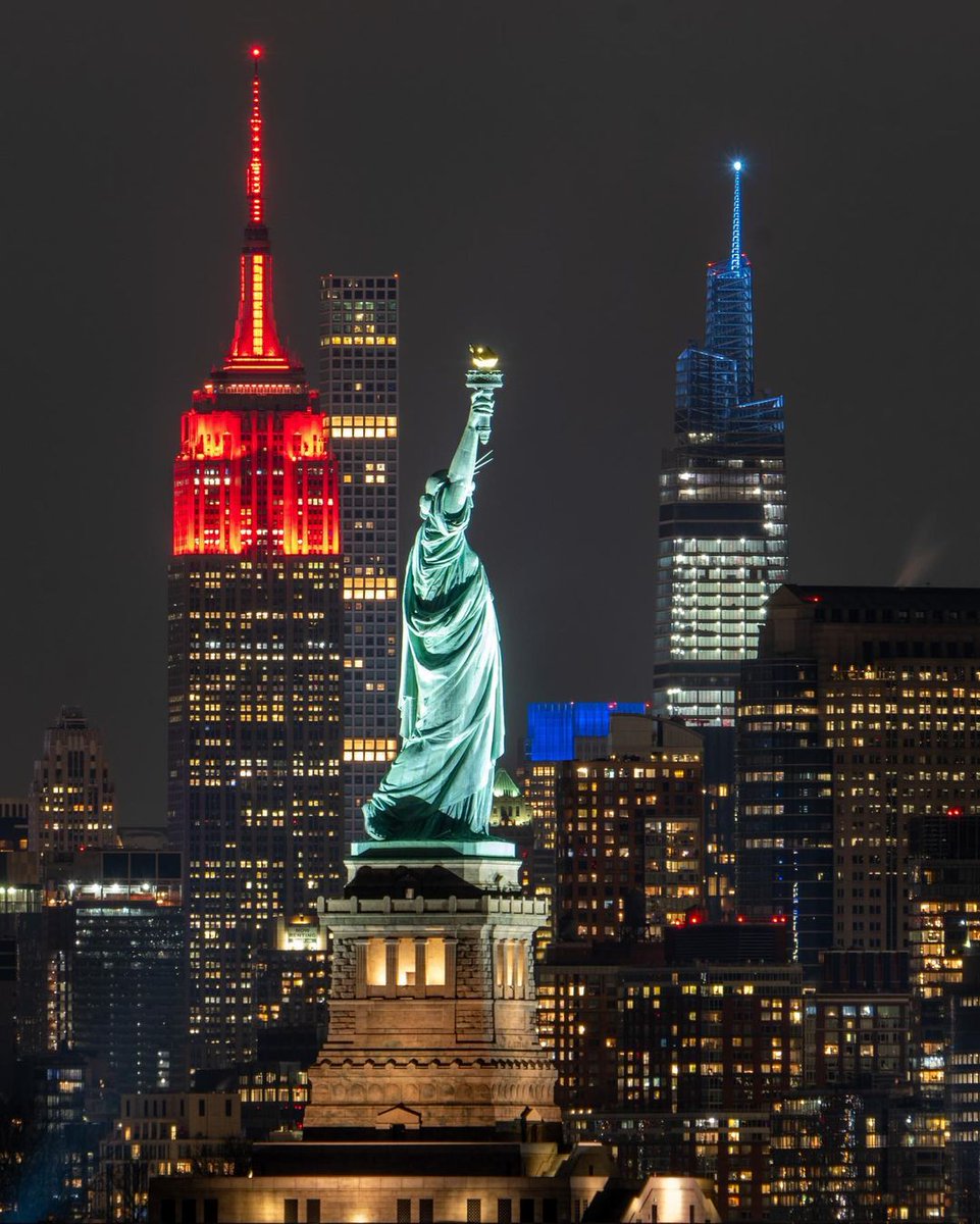 EmpireStateBldg's tweet photo. Painting the town red tonight as we shine for the first responders of NYC’s Emergency Management Department. 
  
📷: keankburke/IG #ESBright https://t.co/T0NuPjpmKZ