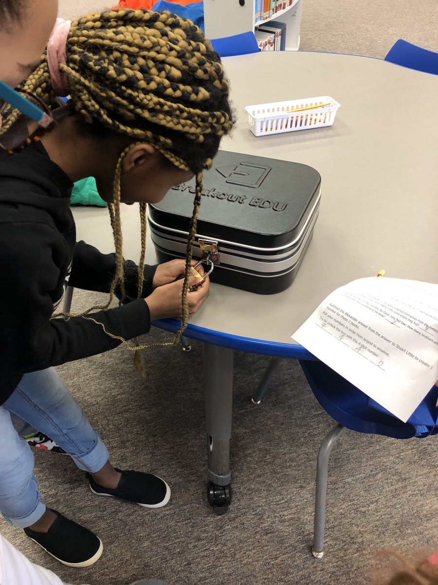 wood2_ae's tweet photo. Students enjoyed a lesson in the Learning Commons today comparing and contrasting books and movie adaptations with Mrs.Clay @acworthmedia @Team_AcworthES #studentengagement #technologyforthewin https://t.co/jwFXifxLo5