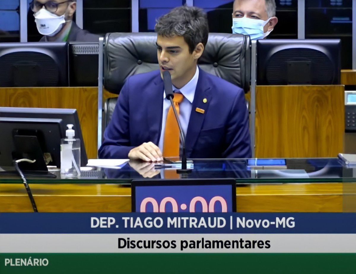 TiagoMitraud's tweet photo. Hoje, presidi por um momento a sessão da Câmara, substituindo o Marcel, que conduziu os trabalhos no plenário hoje. 

Imaginem como poderia ser a pauta se tivéssemos de fato um parlamentar do NOVO eleito para essa posição. 🤩 https://t.co/JY2P721HJv