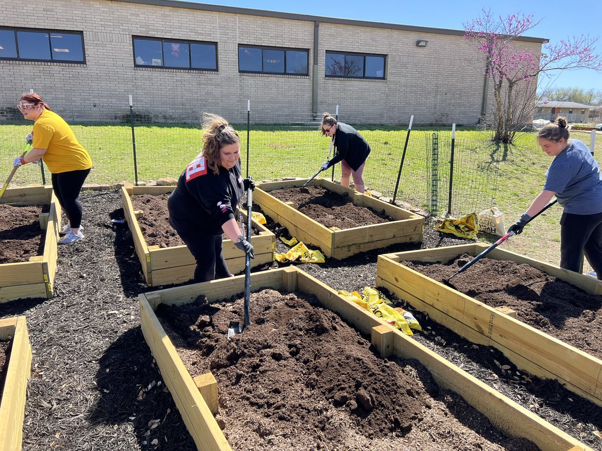 SRoohms's tweet photo. Today was planting day at BCES! Zucchini, carrots, tomatoes, peas, beans, broccoli and peppers are on the Brush Creek Menu this spring. I can’t wait to see the students faces when they see the first spouts!! 🥕 🥦 🥗 @BCE_BlueJays https://t.co/ECdtBeZXHJ
