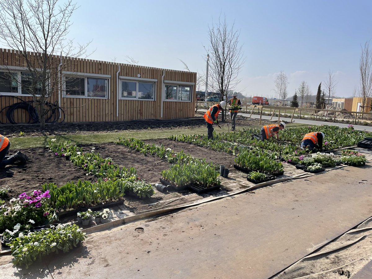 De eerste bezoeksters arriveren op Floriade:-)) #sneakprev En de bollenboyzzz zijn nog volop in de race. Mooi wordt het!!🙌👌🎉