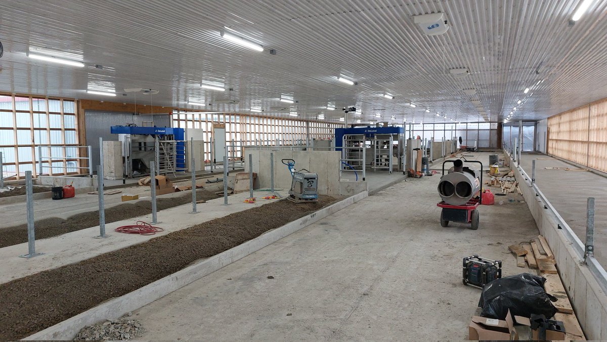EthanBrownCow's tweet photo. Progress on this new tunnel barn in St.Annes Ont. 
#ontag #dairyrobitics @NorwellDairy
Barn features:
-2 @DeLavalCanada milking Robots
-Secco/Skov DA1700 exhaust fans and secco air inlets
-Promat Pack mats (for bedding savings
- Manure Equipment and Stabling by @jksilver_tech https://t.co/FJVTEJnNpT