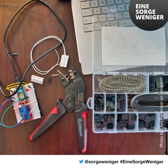 Symbolisches Bild, welches Werkzeug und Zubehör zeigt, um technische Geräte zu reparieren.

Photo by Clint Patterson on Unsplash