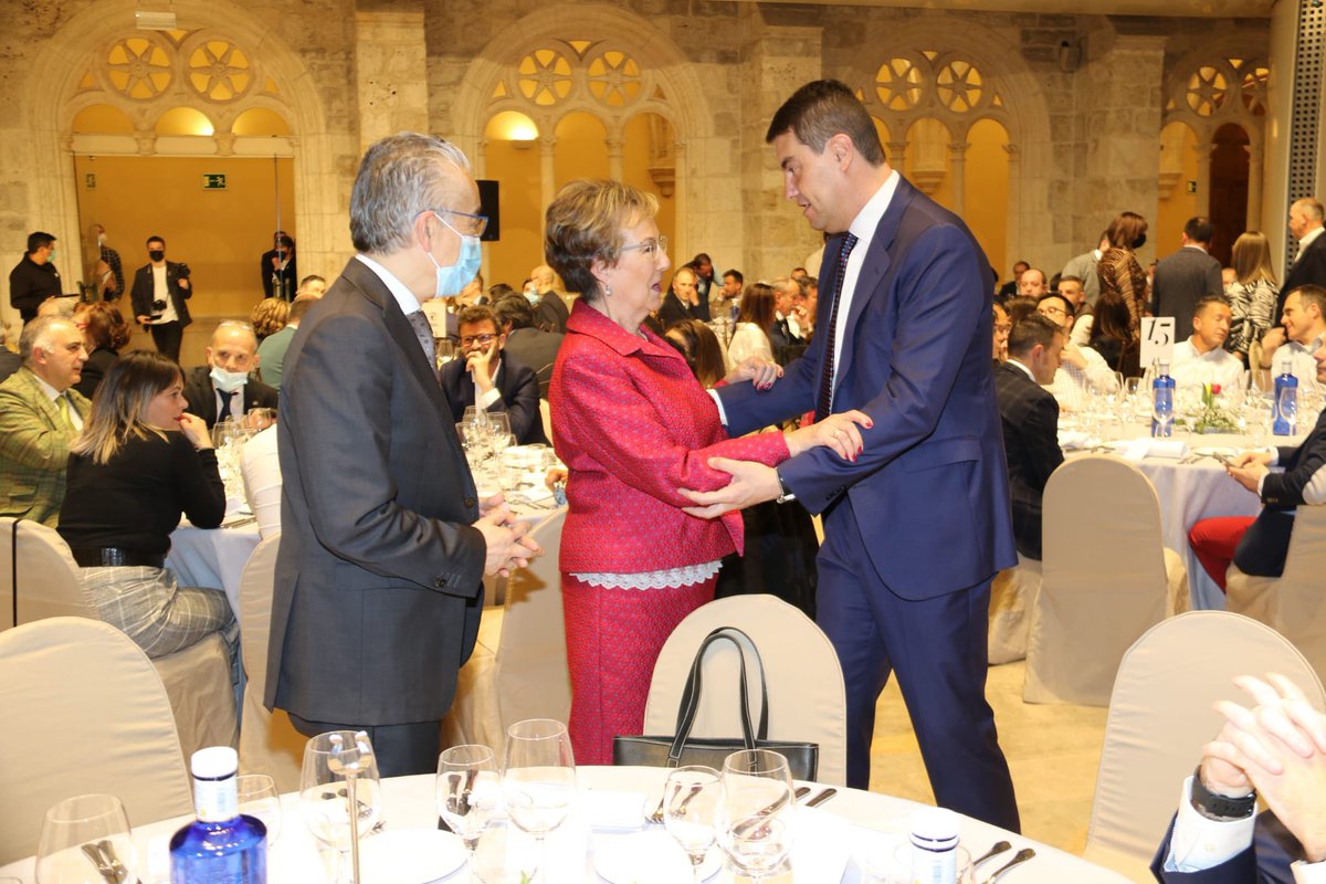 angelibaher's tweet photo. Asisto a la II Gala Solidaria de la Fundación @Burgos_CF a beneficio de @afaburgos. Una ocasión propiciada por un gran club para ayudar a una gran causa, los enfermos de Alzheimer y sus familias en Burgos. Enhorabuena por la iniciativa y a seguir sumando! #FundacionBCF https://t.co/IVj54W4Cag