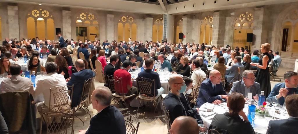 Asisto a la II Gala Solidaria de la Fundación <a href="/Burgos_CF/">Burgos Club de Fútbol</a> a beneficio de <a href="/afaburgos/">AFABUR</a>. Una ocasión propiciada por un gran club para ayudar a una gran causa, los enfermos de Alzheimer y sus familias en Burgos. Enhorabuena por la iniciativa y a seguir sumando! #FundacionBCF