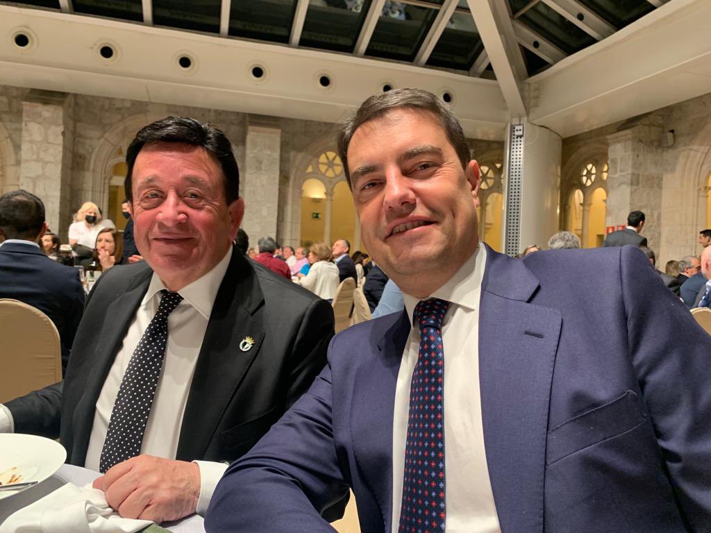 angelibaher's tweet photo. Asisto a la II Gala Solidaria de la Fundación @Burgos_CF a beneficio de @afaburgos. Una ocasión propiciada por un gran club para ayudar a una gran causa, los enfermos de Alzheimer y sus familias en Burgos. Enhorabuena por la iniciativa y a seguir sumando! #FundacionBCF https://t.co/IVj54W4Cag