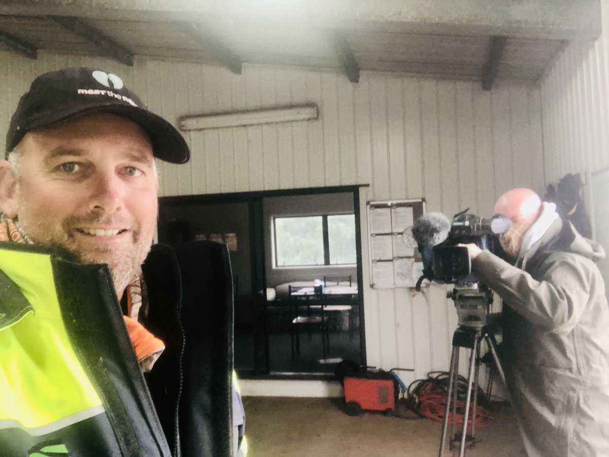 Lewisridge_Farm's tweet photo. Catching up with @AlexaCook_ today at the farm dairy 😊 @FedFarmers @andrew_hoggard @goaheadfarms @bushypark8 @KarenWi71 @ColinHurst16 https://t.co/PhgW6YJJK7