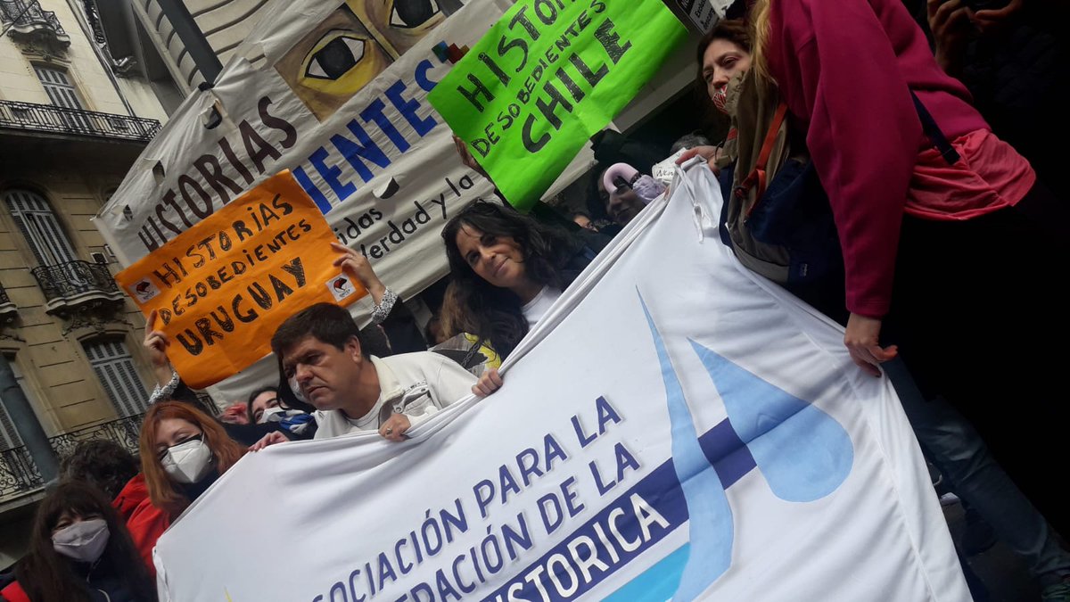 DesobedientesHi's tweet photo. Si mi padre mata
Sere Desobediente
Si mi padre calla
Sere Desobediente
Si mi padre miente
Sere Desobediente

#NuncaMas 
#fueron30mil 
#MemoriaVerdadYJusticia 
#SereDesobediente https://t.co/cIxVRYmgNe