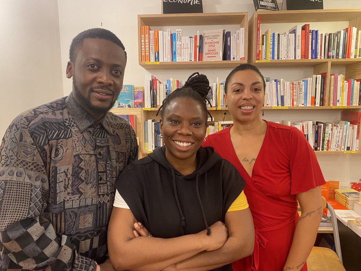 ben_kamuntu's tweet photo. De la poésie dans l’air, “Brûler,brûler,brûler” de #LisetteLombe et “Caillasses” de @JoelleSambi à la librairie @PapyrusNamur
De la poésie pure et brutale ✨✨✨
#Poésie #Slam #SlamAuFeminin #Drcongo #Belgique https://t.co/EJDFwagzwz