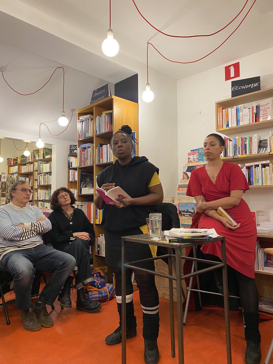 ben_kamuntu's tweet photo. De la poésie dans l’air, “Brûler,brûler,brûler” de #LisetteLombe et “Caillasses” de @JoelleSambi à la librairie @PapyrusNamur
De la poésie pure et brutale ✨✨✨
#Poésie #Slam #SlamAuFeminin #Drcongo #Belgique https://t.co/EJDFwagzwz