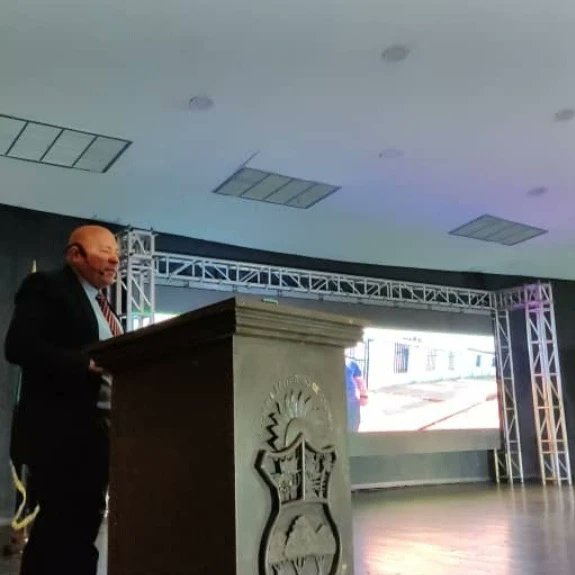 secgobzulia's tweet photo. Hemos asistido junto al Gobernador Manuel Rosales Guerrero, a la presentación de los primeros 100 días de Gobierno del  Alcalde del Municipio Cabimas al Dr. Nabil Malaouf.

Seguimos avanzando, el Zulia está primero. 

#sisepuede 
@jlalcalar https://t.co/Eqa2u9OODU
