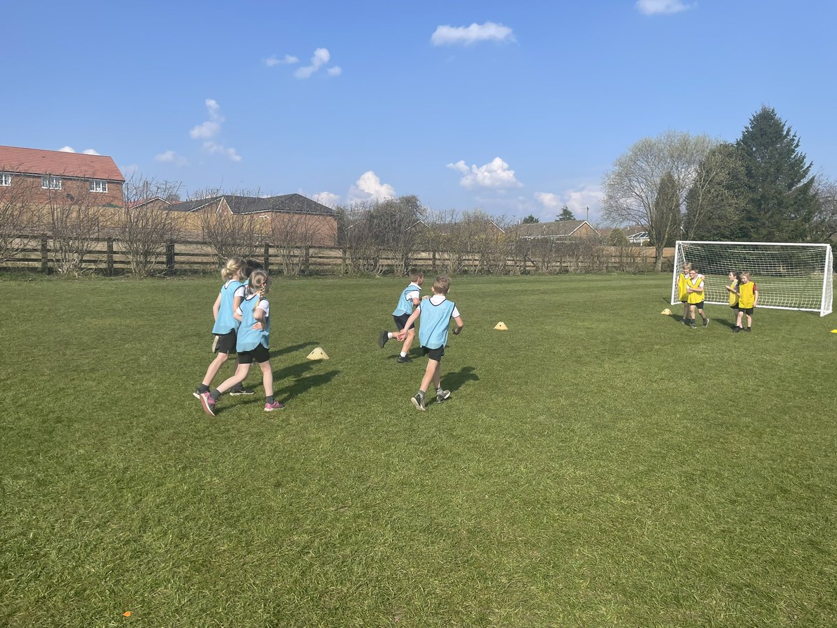 KMSMissKerridge's tweet photo. We’ve had another busy week! In PE we explored the roles of attacking and defending before trying to get the rugby ball across the pitch. In science we investigated friction of different surfaces. https://t.co/ypecUgypXD