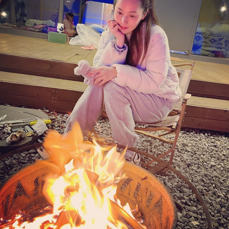 Out at a resort for a few days. Have a private back space area that is shared with just one other unit. Loti and I sitting around the fire on this cold night. The couple  we share the back with will be joining us for some wine given to us by the resort.