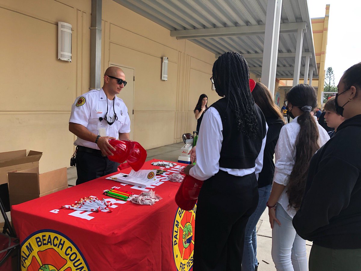 c_cich14's tweet image. The future sure is looking bright! #avidawarenessweek #collegeandcareer @AVID4College @MsColleenCarney #weareavid